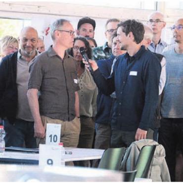 Ganz unterschiedliche Bedürfnisse - Die Moderatoren Florin Winter (mit Mikrofon) und Paul Krummenacher vom Büro «Frischer Wind» fühlten der Bevölkerung immer wieder den Puls.