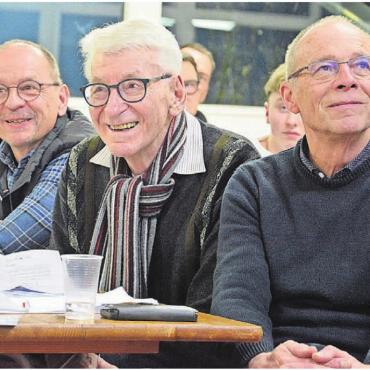 Ein besonderes Jubiläum - Seit 70 Jahren Vereinsmitglied: Walter «Wädi» Vock (2. v. r.) wurde an der GV des TV Wohlen für seine langjährige Mitgliedschaft geehrt. Bild: zg