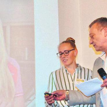 Mit Disziplin zum Erfolg - Moderator Alexander Eigensatz übergibt an Referentin Michelle Stierli.
