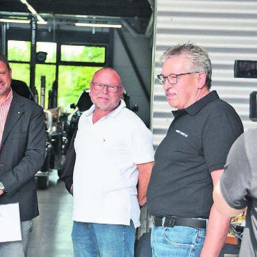 Zuverlässigkeit in Person - Plötzlich im Mittelpunkt: Werner Weibel (rechts) wurde bei der Abschiedsfeier von einem Kameramann verfolgt. Lob für seine Firmentreue gab es von CEO Manuel Zumstein (links) und dem Murianer Betriebsleiter Roland Trottmann. Bilder: Chregi Hansen
