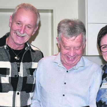 Stolz auf das Erreichte - Nick Wettstein (Mitte) freut sich sichtlich über das Geschenk zum Abschied. Neben ihm Präsident Otto Eggimann und Arbeitsgruppenmitglied Eveline Scherrer. Bild: eob