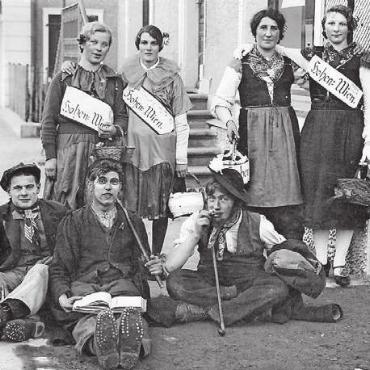 Mit viel weiblicher Energie - Die Hohenwiener Fasnächtlerinnen und Fasnächtler im Jahr 1934.