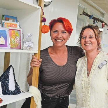 Weil beide Seiten profitieren - Auch die kreativen Arbeiten entstehen dank dem Engagement von Freiwilligen. Karin Villiger (links) und Silvia Hartmann hoffen, dass deren Zahl in Dottikon bald ansteigt. Bild: Chregi Hansen