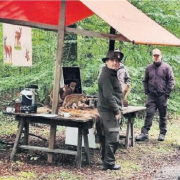 Erdmannlistein als Ersatz-Held - Am Posten der Jäger konnten Tierpräparate bestaunt werden. Bild: pd