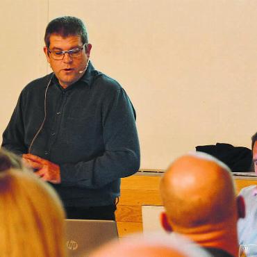 Wohlen statt Boswil - Gemeindeammann Marcel Riesen (links) führte durch die Versammlung – neben ihm sitzt Gemeinderat Stefan Hafen. Bild: Annemarie Keusch