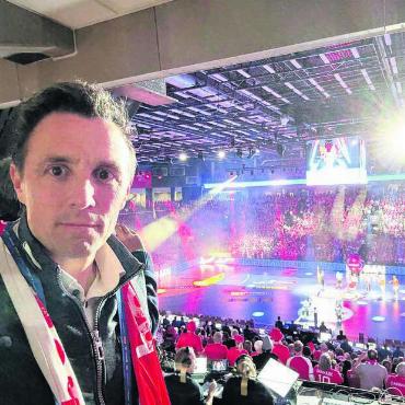 «Für das ganze Handball-Haus» - Der Freiämter SHV-Präsident Pascal Jenny vor dem Spiel der Schweiz gegen Dänemark. Bild: zg