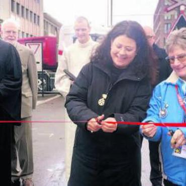 Leuchttürme sein - Stadträtin Claudia Bamert und Christchindli-Märt-Präsidentin Sabina Glarner durchtrennen unter den Worten von Pfarrer Ruedi Bertschi das symbolische Band. Bild: huy
