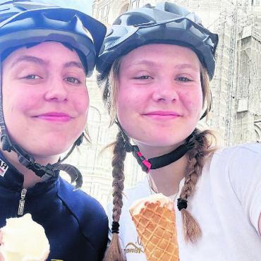 Über sich hinausgewachsen - Gelato geniessen vor der Kathedrale in Florenz – es ist einer von vielen Schnappschüssen, die Pascale Lörtschers (links) und Clara Holloways Reise dokumentiert. Bild: zg