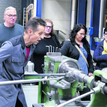 Formen das Metall nach Belieben - Neben modernsten Anlagen immer noch im Einsatz, die von Andy Andermatt mit feinfühliger Kraft bediente Handdruckbank.