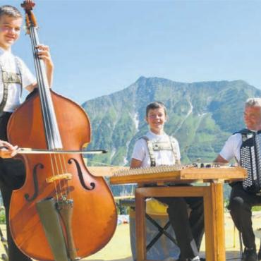 «Es wird lüpfig» - Die Familienkapelle «Tüüfner Gruess» präsentiert Appenzeller Familienpower und -musik vom Feinsten. Bild: zg