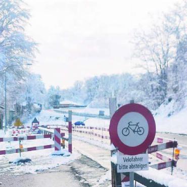 «Die Natur kam uns zuvor» - Velofahrer werden gebeten, das kleine Stück abzusteigen, da der Weg zu schmal ist für zwei Verkehrsteilnehmer nebeneinander.