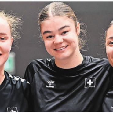 EM gestartet: «Unglaublich stolz» - Die drei Freiämterinnen in der A-Nati gestern Donnerstag. Von links: Seraina Kuratli (Wohlen), Nora Snedkerud (Widen) und Daphne Gautschi (Muri). Bild: Alexander Wagner