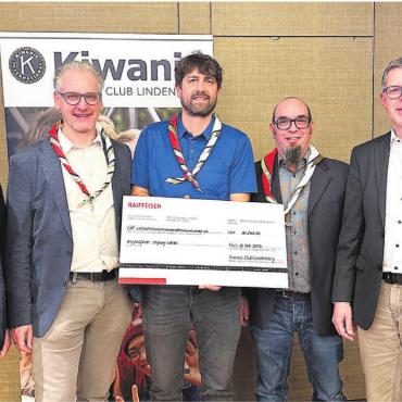 Kleines Säckli, grosser Zustupf - Die Kiwanis übergeben der Altpfadfinder-Stiftung den Scheck. Von links: Alex Meyer (künftiger Präsident Kiwanis), Thomas Geissmann (Projektleiter), Benny Kammer (Präsident Altpfadfinder), Benno Kohli (Architekt) und Tobias Knecht (früherer Präsident Kiwanis).
Bild: zg