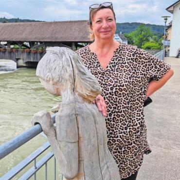 Vandalismus am «Bremgarter Meitli» - ArtWalk-Präsidentin Biggi Winteler vor rund einem Monat mit dem «Bremgarter Meitli». Das Kunstwerk wurde jetzt aus der Halterung gerissen und in die Reuss geworfen. Bild: Archiv