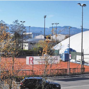 Wunsch des Vereins auf Kurs - Die Sanierung wird nun konkret: Die Tennisplätze 1 bis 4 entlang dem Sorenbühlweg sollen mit einem Hartbelag versehen werden, dazu zählen auch die Plätze in der Traglufthalle (rechts). Bild: Archiv/dm