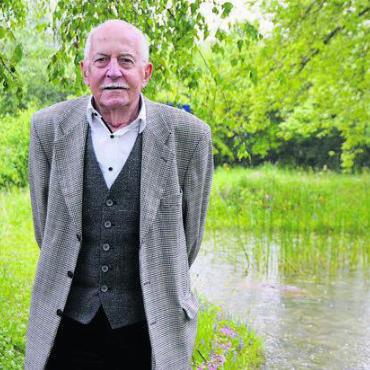 Die Faszination wecken - Robert Wild in seinem Naturpark mitten in Muri. Diesen zeigte er kürzlich der Öffentlichkeit. Bild: Archiv
