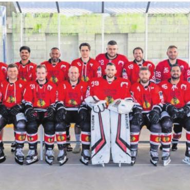 Spannung und Ambitionen - HC Fischbach-Göslikon 2025/26. Hinten, von links: Urs Simmen (Coach), Yves Simmen, Michel Simmen (Spielertrainer), Vincenco Di Federico, Patrick Yoka-Bula, Carlos Zuberbühler, Silvan Schwender, Marc Gisin, Michael Studer, Christoph Fuchs, Stephan Zimmermann (TK-Chef). Vorne: Fabian Klaas, Marc Seiler, Lars Simmen, Christoph Frei, Ramon Hüsser, Fabian Zimmermann, Albert Hutter, Christian Hartmeier, Jann Günter. Es fehlen: Kevin Barz, Lars Neher, Boris Neher. Bild: zg