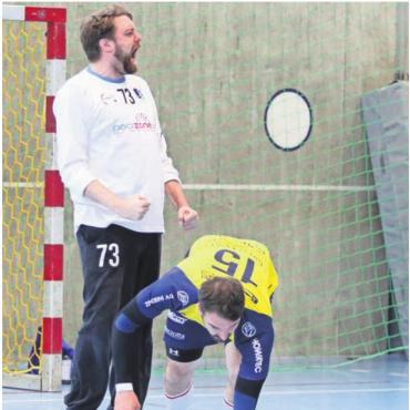 Brutale Emotionen - Duell der SG-Teams: Milicevic scheitert an Goalie Sascha Rudi.