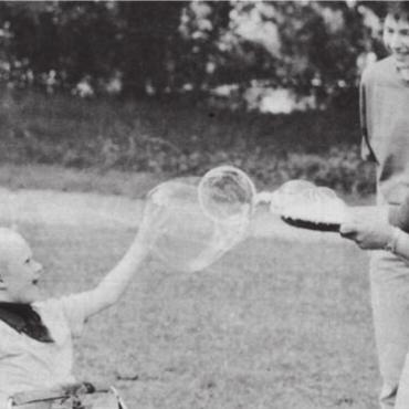 Seifenblasen gross wie Wassermelonen - Strahlende Kinderaugen am 110-Jahr-Jubiläum des St. Josefsheims, Bremgarten. Bild: Archiv