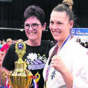 Die Weltmeisterin - Angela Felber und Mutter Karin. Bild: zg