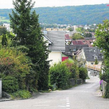 Schlecht, kritisch, zwingend - Die Hochwachtstrasse ist auch wegen ihrer Steilheit und Enge bekannt. Dies wird die Bauarbeiten sicher nicht vereinfachen. Bilder: Daniel Marti