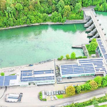 Stabil im Markt unterwegs - Die AEW ist auch im Freiamt präsent: Das Kraftwerk Bremgarten-Zufikon ist ein Modellfall für den Interessenausgleich zwischen Landschafts- und Naturschutz einerseits sowie Hochwasserschutz und Wassernutzung anderseits. Bild: pd