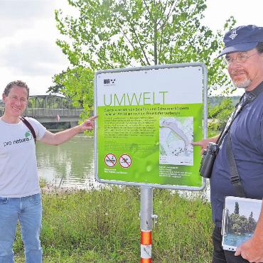 Den Freizeitdruck kanalisieren - Ihr gemeinsames Anliegen ist der Schutz der gefährdeten Vogelvielfalt am Flachsee: Matthias Betsche, Geschäftsführer von Pro Natura Aargau, und Niklaus Peyer, Oberranger der Stiftung Reusstal, in Rottenschwil. Bild: Thomas Stöckli