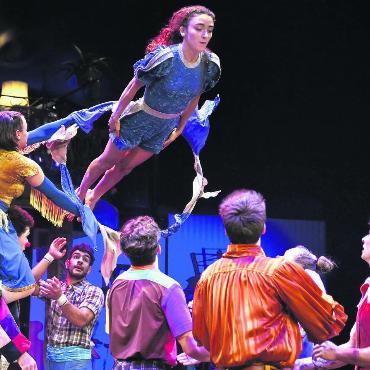 Das einmalige Brockenhaus - Losgeschossen ins neue Programm: Catarina Vilas Boas fliegt durch den Reifen. Bilder: Alexander Wagner