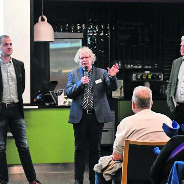 Wertvolle Einblicke - Haben zum Thema Altersarmut referiert (von links): Marco Schlapbach, Leiter Sozialdienst Villmergen, Roland Guntern, Fachverantwortlicher Gemeinwesenarbeit Pro Senectute Aargau, und Nationalrat Felix Wettstein. Bild: Monica Rast