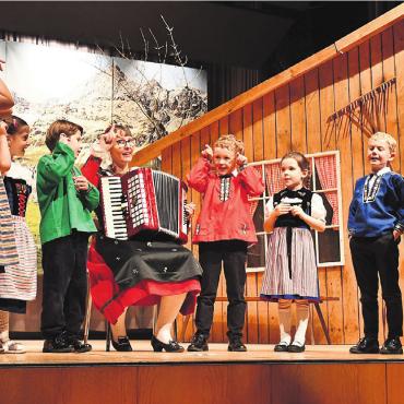 Singen sich in die Herzen - Annas Chinderjodelchörli Villmergen begeistert die Zuhörer mit seinen Darbietungen. Bilder: Monica Rast