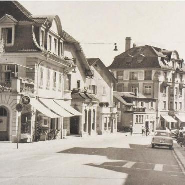 «Zur Stadt Paris» – eine Schönheit - Der Anblick von der oberen Zentralstrasse: das Gebäude «Zur Stadt Paris» im hinteren Bereich um das Jahr 1958. Bilder: Archiv/rwi