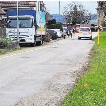 Grünes Licht für Sanierung - Die Befürworter der Minimal-Variante hatten den von der Gemeinde favorisierten Strassenverlauf extra ausgesteckt. Am Tag der «Gmeind» war davon wegen des vielen Schnees aber nichts mehr zu sehen.