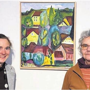Bilder in der Besenbeiz - Erushof-Gastgeberin Bettina Erni (l.) und Künstlerin Dominique Nietlispach. Bild: zg