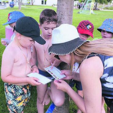 Ganzes Areal ein grosser Spielplatz - «So viel habe ich schon gemacht»: Stolz präsentieren die beiden Jungs die Karte, auf der die schon absolvierten Stände abgestempelt sind.
