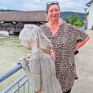 Zeigen, was Kunst alles kann - Das Bremgarter Meitli am Reussufer hat sich von der einstigen ArtWalk-Attraktion zum Dauerbrenner und Wahrzeichen von Bremgarten entwickelt. Ob sich Ähnliches wohl auch dieses Jahr herauskristallisiert? «Man weiss es nie im Vornherein», sagt ArtWalk-Präsidentin Biggi Winteler. Bild: Marco Huwyler