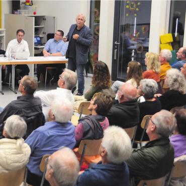 Gemeinsam zu guten Lösungen - Rund 50 Niederwiler sind gekommen, um die Ausführungen von Raumplaner Adrian Duss, Gemeinderat Daniel Pietsch und Architekt Urs Müller (von links) zu verfolgen und die Pläne der fünf Unternehmen kennenzulernen. Bilder: Chregi Hansen / zg