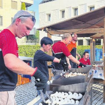 Die Kraft der Schweizer Fahne - Das professionell arbeitende Grill-Team des Turnvereins hatte alle Hände voll zu tun.