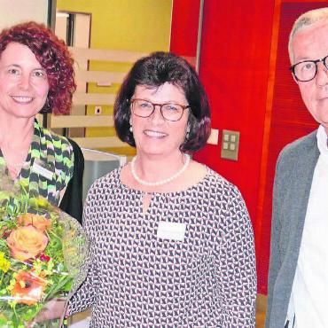 Erfolgreich mit viel Herz - Regina Grüninger (Mitte), die stellvertretende Geschäftsführerin und Leiterin der Verwaltung, geht bald in den Ruhestand. Sie wurde von Geschäftsleiterin Andrea Beetschen und von Vereinspräsident Urs Meier gewürdigt. Bild: Stefan Treier