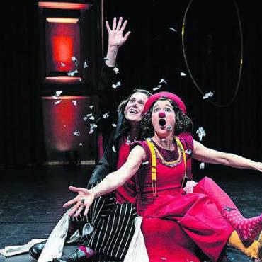 Überall ein Rummelplatz - Clownina Milu Mugg und die Akkordeonistin Stefanie Mirwald führen durch den Workshop und das Konzert. Bild: zg