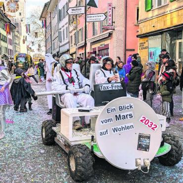 Fantastisches Städtli - Viel Wohler Präsenz am Sonntag in Bremgarten: Die Fasnächtler begaben sich auch im Bezirkshauptort auf ihre «Zytreis». Bild: Marco Huwyler