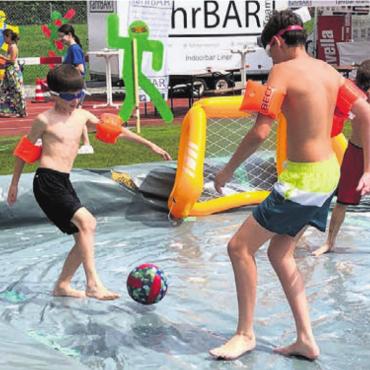 Die Jugend bewegt - Fussball unter erschwerten Bedingungen auf rutschigem Seifenwasser.