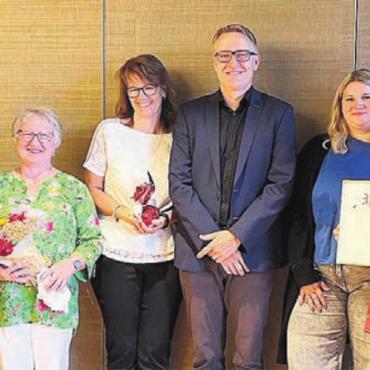 Anerkennung für vorbildliche Arbeit - Nach feierlichem Anlass (v. l.): Sandro Covo, Präsident SP Bezirk Bremgarten; Sonja Widmer-Weibel und Silvia Meier, Vorstand insieme Freiamt; Arsène Perroud, Gemeindeammann Wohlen; Selina Stoop und Conny Wille, Vorstand insieme Freiamt; Erika Melliger und Sybille Bader, Arbeitsgruppe Sozi-Preis.