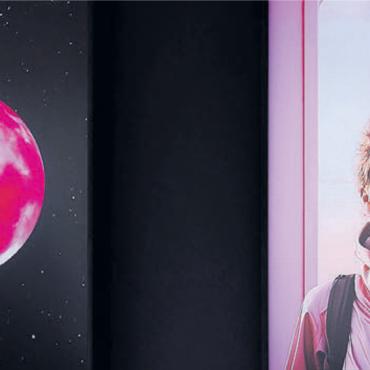 Spekulatives Leben auf Planet Pink - Die androgyne KI-Kunstfigur Mika führt zum 57 000 Lichtjahre entfernten Gasplaneten «GJ 504b» ...