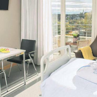 Mehr Komfort im Spital - Moderne, komfortable und helle Ein- und Zweibettzimmer mit Aussicht auf Landschaft, Kloster und Berge. Einer der Vorteile des neuen Angebots MuriDeluxe. Bild: pd