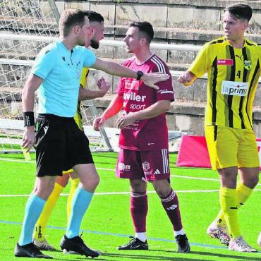 Optimismus tanken - Lulzim Aliu (rechts) ist einer der erfahreneren Spieler im Kader des FC Muri. In der Rolle als Routinier kann er auch mal anecken, so wie letzte Saison im Spiel gegen Emmenbrücke. Bild: Archiv/pf