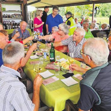 Wunderbare Stunden geniessen - Die Teilnehmenden genossen den Zwischenhalt im Landgasthof Mühleholz in Retschwil. Von hier aus ging es zurück. Für die einen nach Hause, für andere noch weiter in eine Villmerger Beiz. Bilder: Chregi Hansen / zg