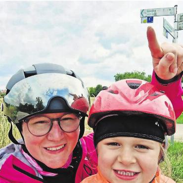 Mit Regen umso spezieller - Die Schilder, die den Veloweg weisen, immer in Sicht. Nadin Leuthold pedalte mit ihrer Tochter Nora von Uezwil nach Dortmund und musste so manchen Umweg in Kauf nehmen.
Bilder: zg