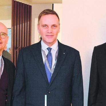 Neues Gebäude eingeweiht - Sie freuen sich über das neue Gebäude: (v. l.) Dr. Gianni R. Rossi, CEO Suva-Kliniken Bellikon und Sion, Regierungsrat Jean-Pierre Gallati und Daniel Roscher, Mitglied der Geschäftsleitung Suva und Präsident des Klinikrats. Bild: Roger Wetli