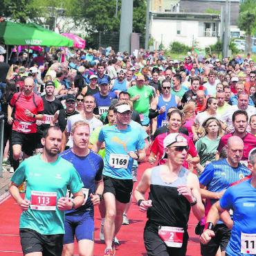 Olympionike und tolle Geschichten - So viele Teilnehmer kamen noch nie an den Pfingstlauf in den Niedermatten. 750 Menschen waren angemeldet. Bilder: Stefan Sprenger (8), Alexander Wagner (2), zg (1)