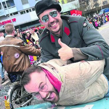 Klebriger Konfetti-Regen - Nico Perissinotto (von der Fasnachtsgruppe Olympia Wohlen) verhaftet den im Freiamt gesuchten Stefan Burri (aus Wohlen). Bild: pd